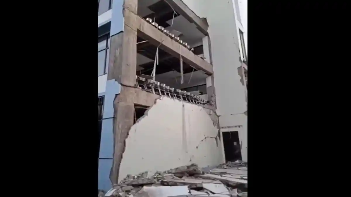 Endonezya'da 7.7 büyüklüğünde korkutan deprem: Tsunami uyarısı verildi