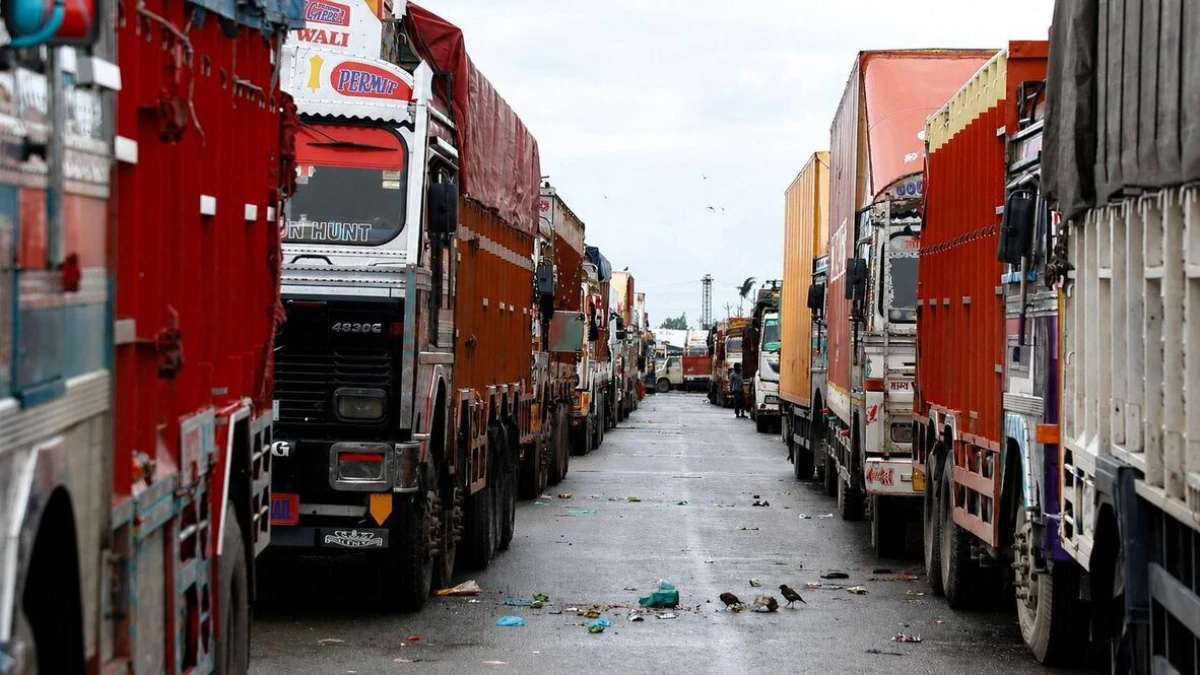 Hindistan'da heyelan felaketi: Keşmir'i bağlayan tek ana yol kapandı, yüzlerce TIR mahsur kaldı