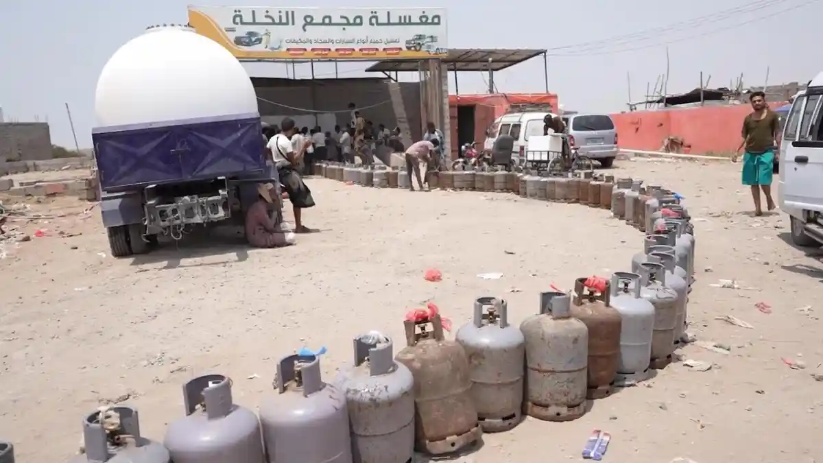 Yemen’de Mutfak ve Ulaşım Felç: Aden’de Metrelerce Gaz Kuyruğu