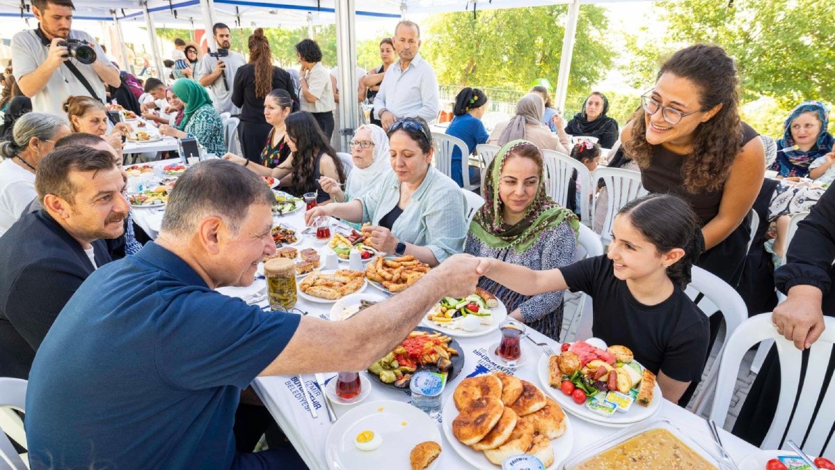 Başkan Tugay üretici kadınlarla Kadifekale’de kahvaltıda buluştu, birlikte hasat yaptı