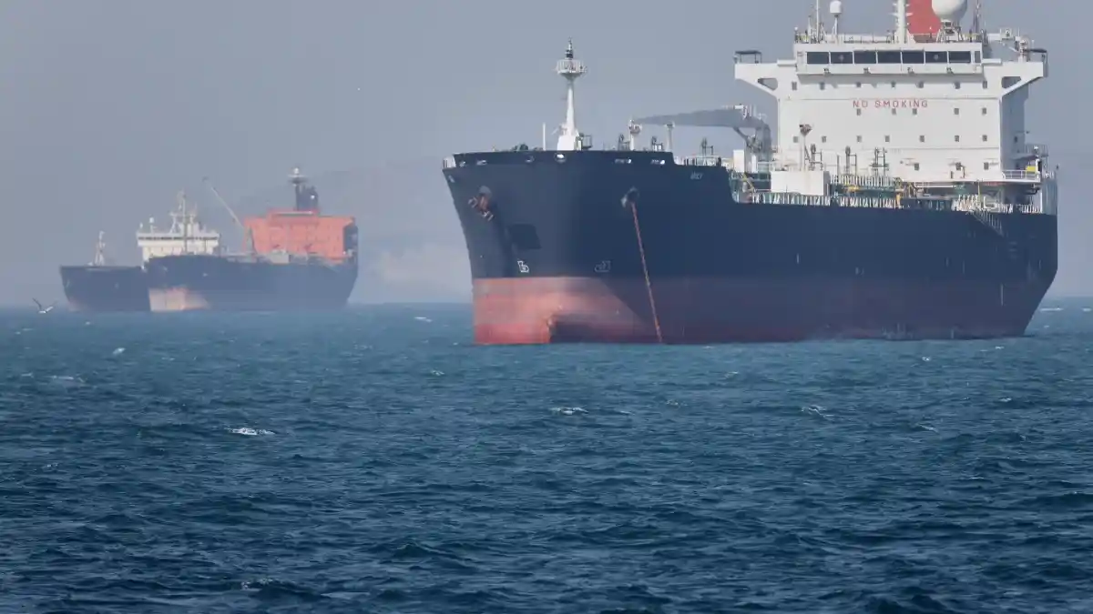Hürmüz Boğazı'nda seyrüsefer krizi: Umman Denizi'nde çok sayıda tanker demir attı