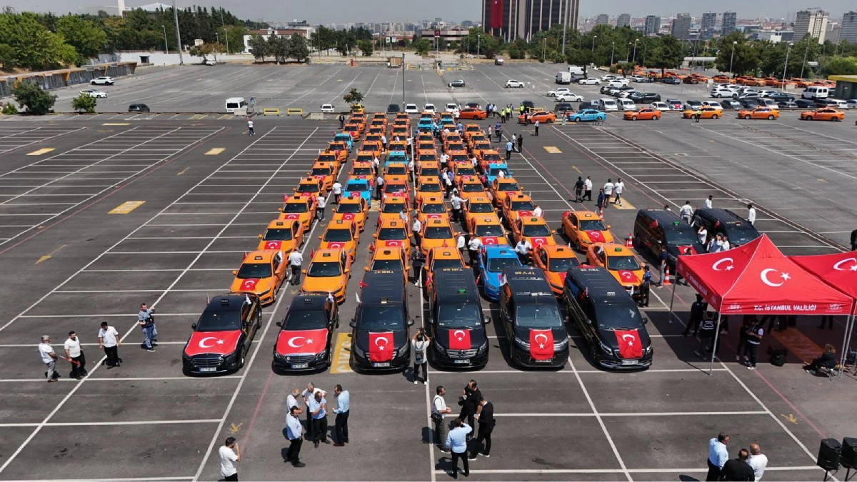 İstanbul’da 253 taksiden 15 Temmuz konvoyu