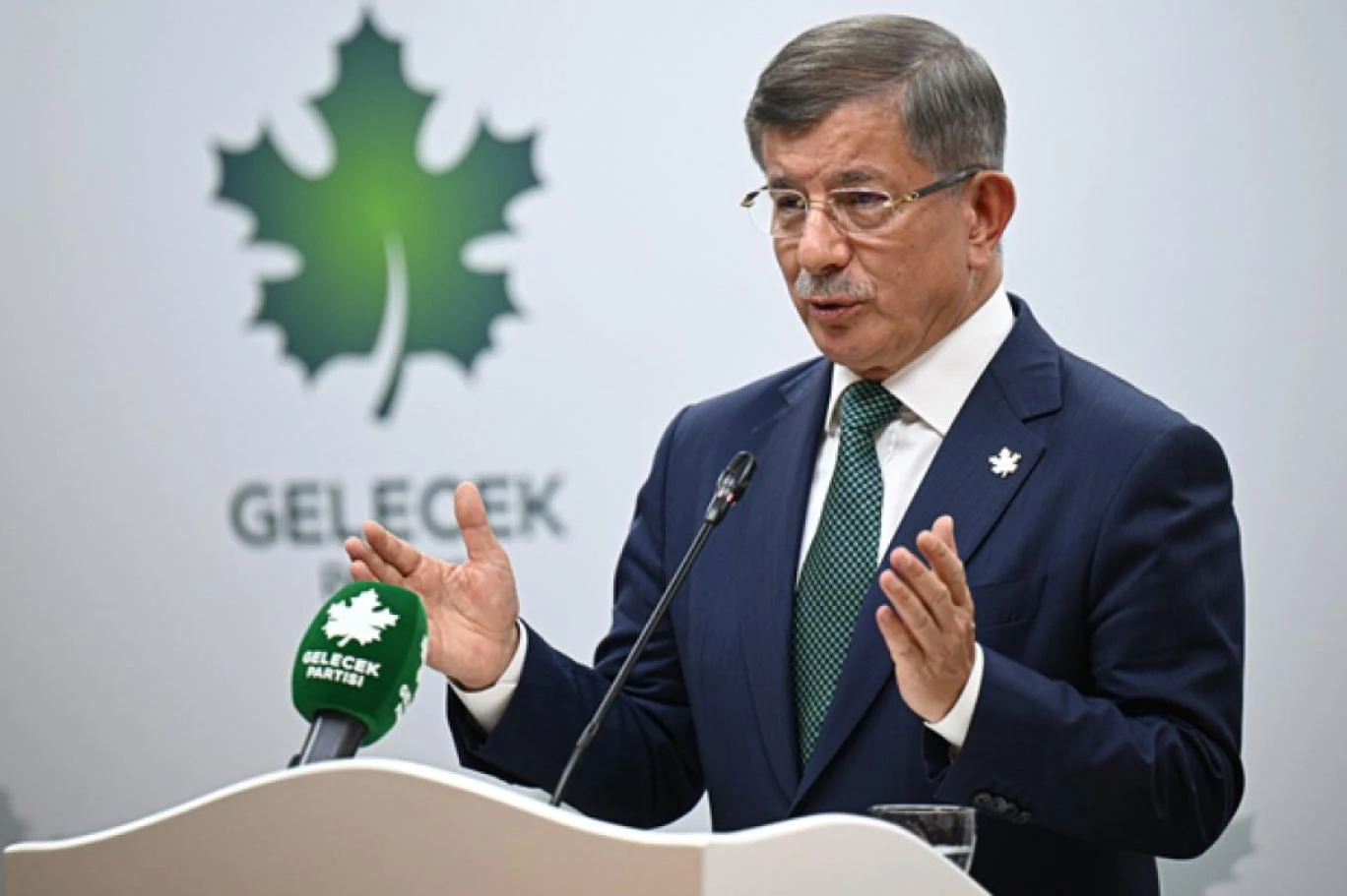 Başpehlivan Erkan Taş altın kemerin sahibi oldu, Davutoğlu tebrik etti