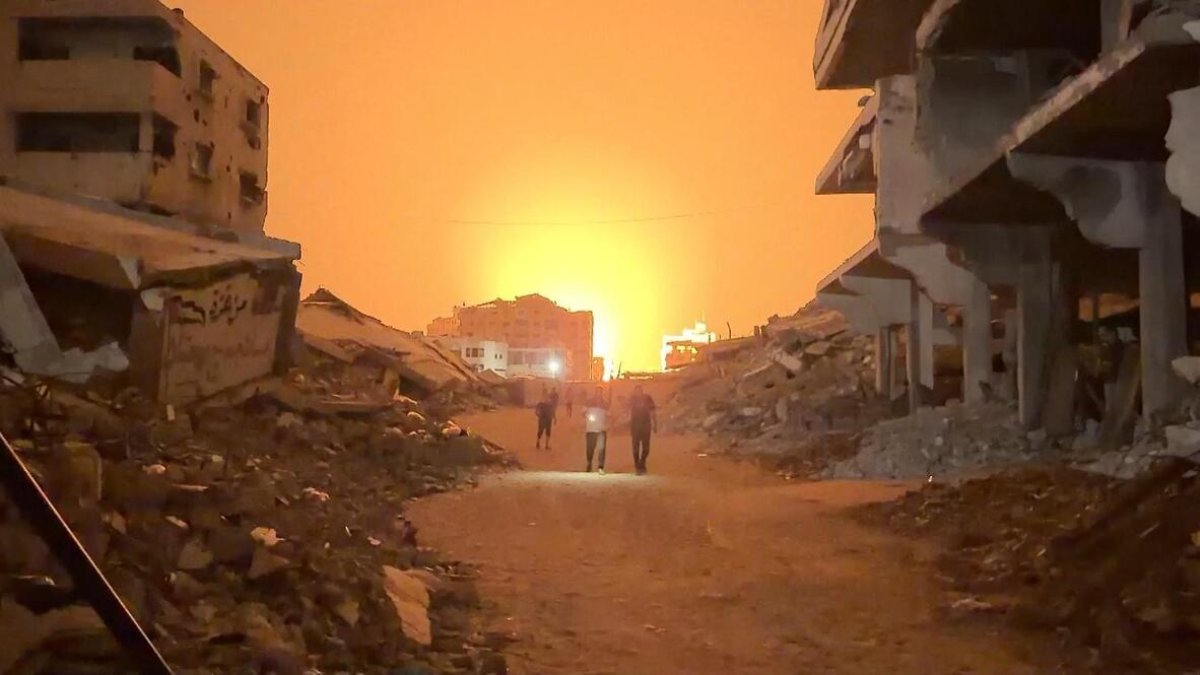Gazze'de El-Cela Caddesi'ne hava saldırısı: İsrail ordusundan gece yarısı tahliye uyarısı