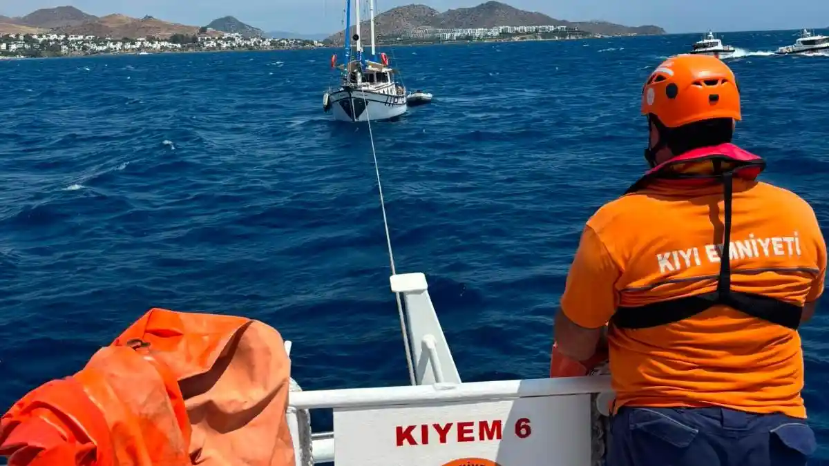 Bodrum açıklarında makine arızası yapan tekne kurtarıldı: İçindeki 10 kişi emniyete alındı