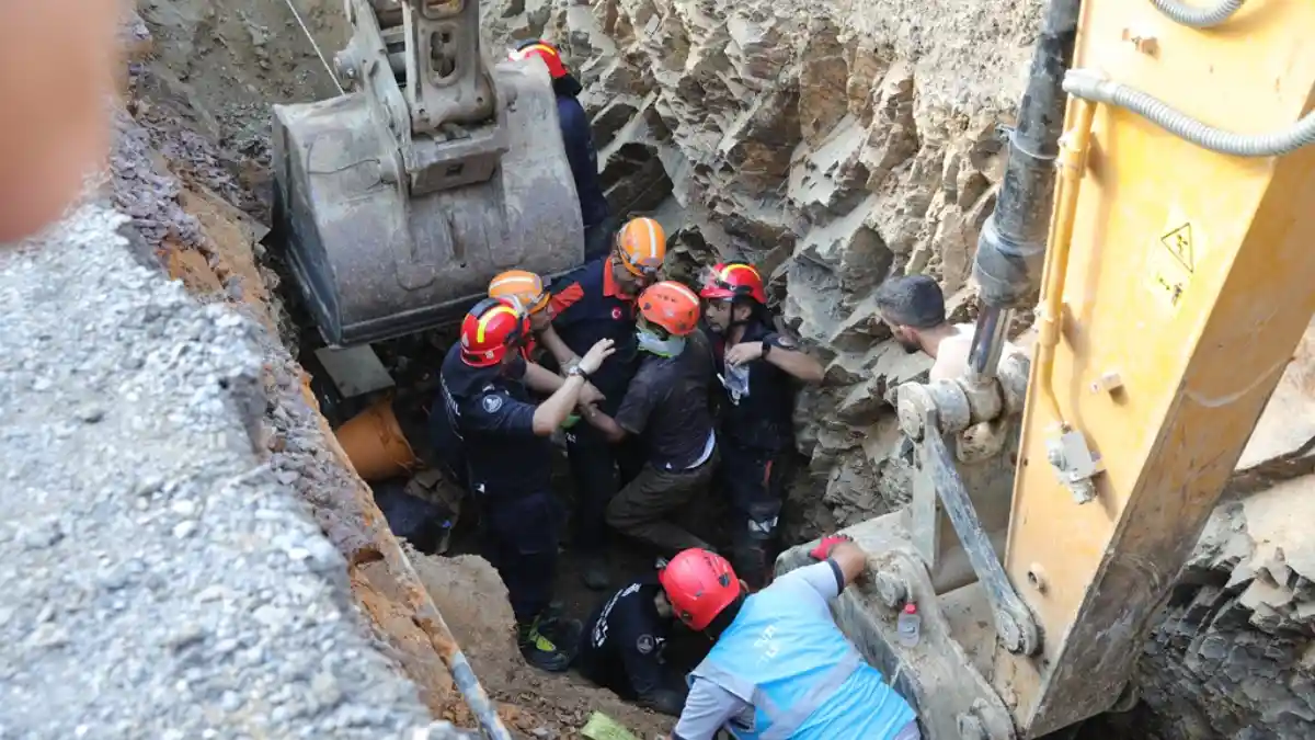Tuzla'da kanal çalışmasında göçük: İtfaiye bir kişiyi enkazdan kurtardı