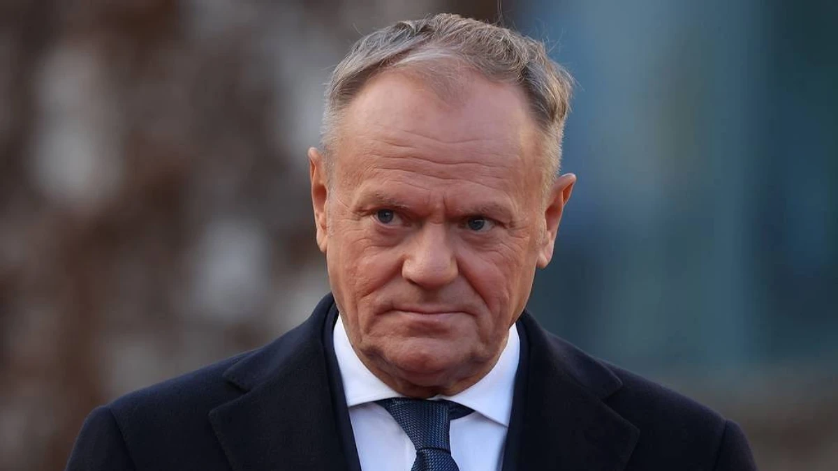 Donald Tusk’tan mesajlı paylaşım: Paris yolunda “Strongmen” okudu