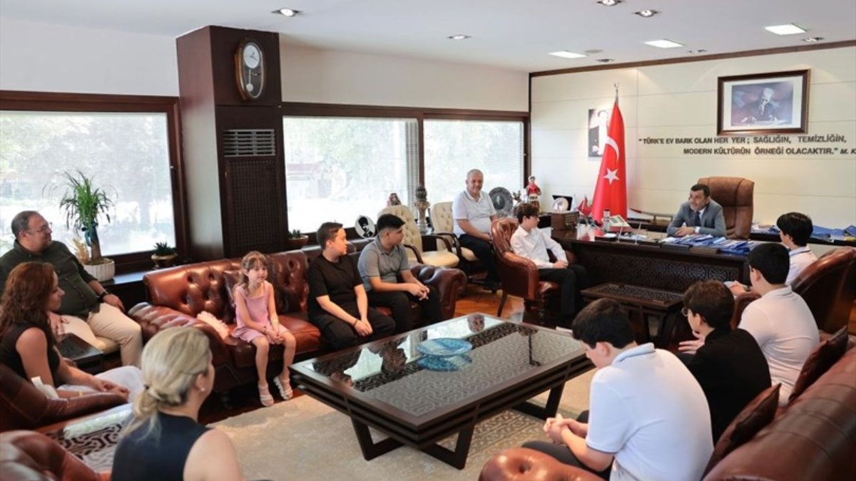 Denizli'de LGS birincisi 6 öğrenciye Başkan'dan ödül