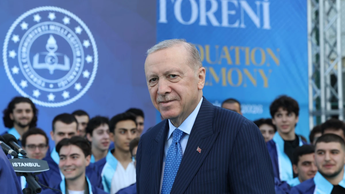Cumhurbaşkanı Erdoğan, torunu Ömer Tayyip Erdoğan’a diplomasını verdi