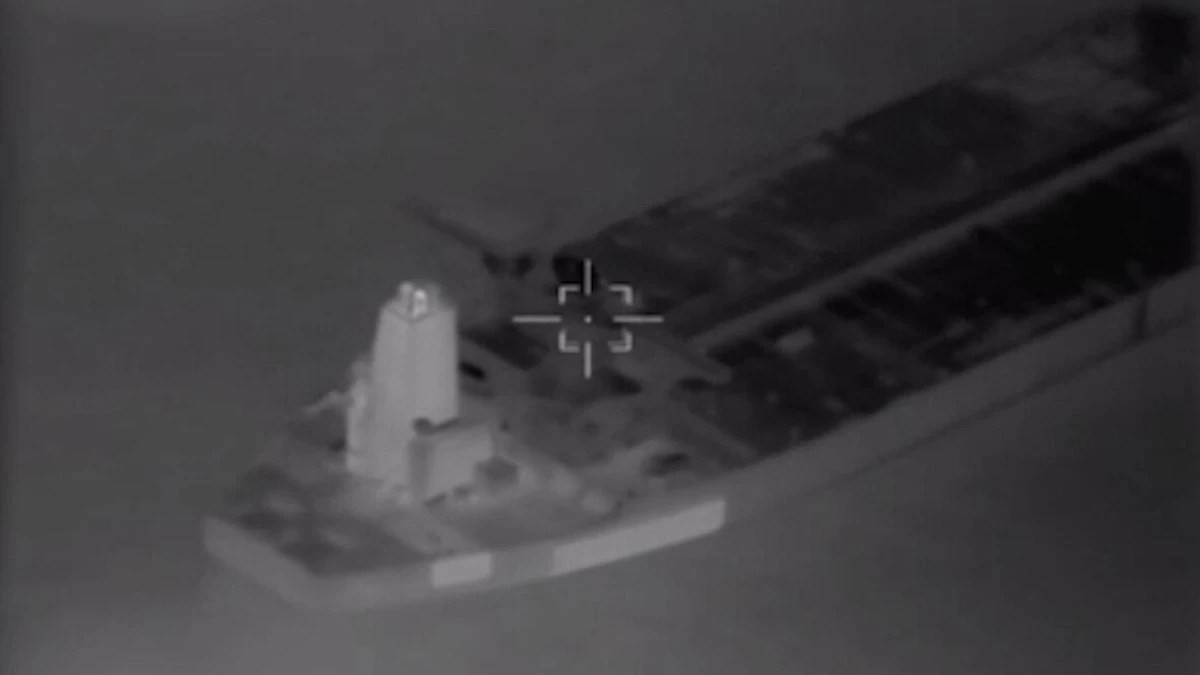 İran Devrim Muhafızları'ndan Hürmüz'de tanker saldırısı görüntüsü