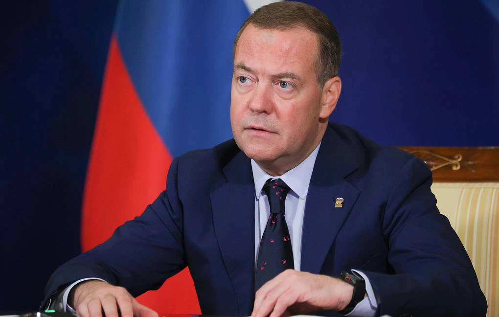 Medvedev, ABD’nin 250. yılı için yazdı: Ne rol model ne ‘şeytani imparatorluk’