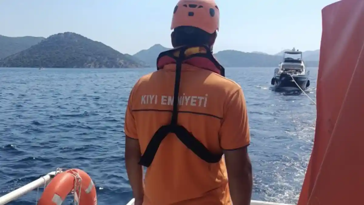 Tersane Adası önlerinde teknede arıza: Kıyı Emniyeti ekipleri 3 kişiyi kurtardı