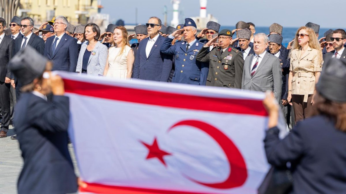İzmir'de Kıbrıs Barış Harekatı'nın 52. yılı kutlandı