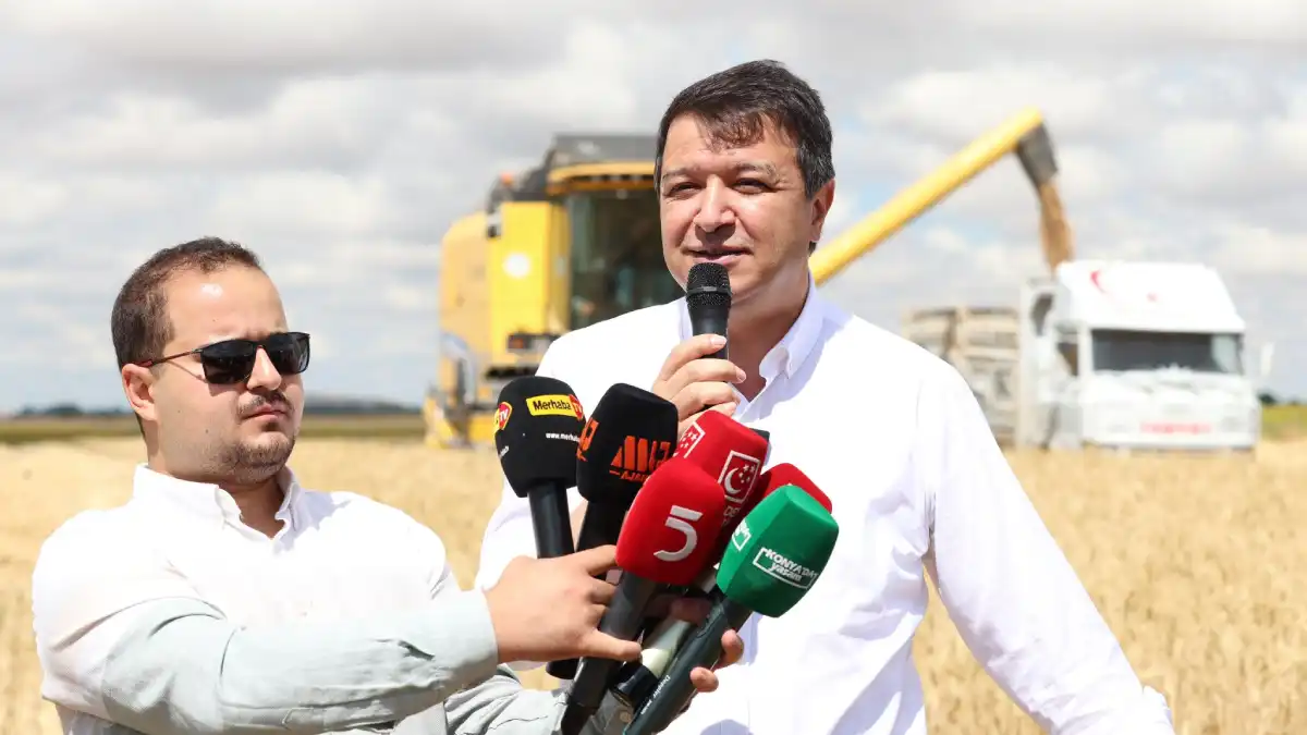 Mahmut Arıkan Konya Sarayönü'nde çiftçilerle buluştu: Biçerdöverin direksiyonuna geçti