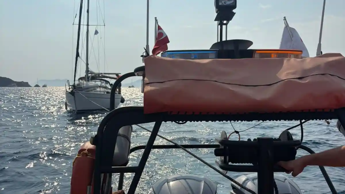 Fethiye açıklarında sürüklenen tekne kurtarıldı