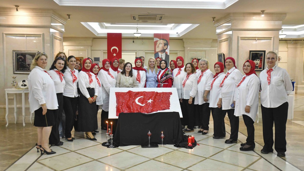 Çubuklu kadınların bir ayda yaptığı üç boyutlu Türk bayrağı Başkentlilerle buluştu