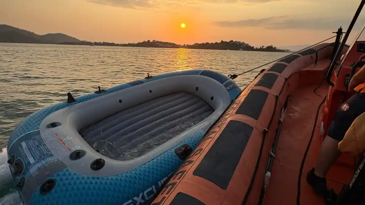 Fethiye Çalış Plajı açıklarında sürüklenen bot kurtarıldı