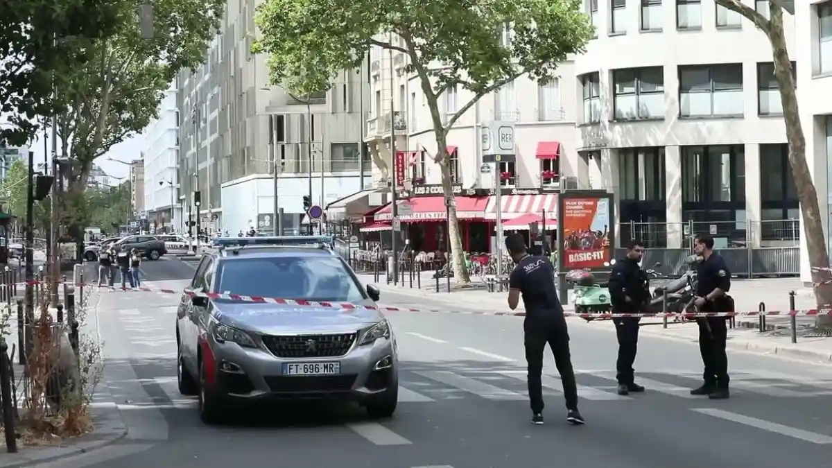 Paris'te dehşet anları: Bıçaklı saldırgan hamile kadın dahil 3 kişiyi yaraladı