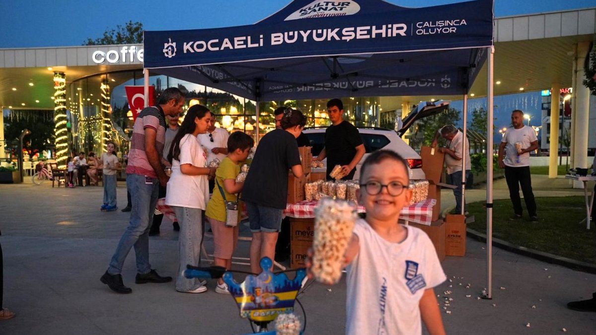 Kocaelililer yaz akşamının tadını Yaz Neşesi Etkinlikleri'nde çıkardı