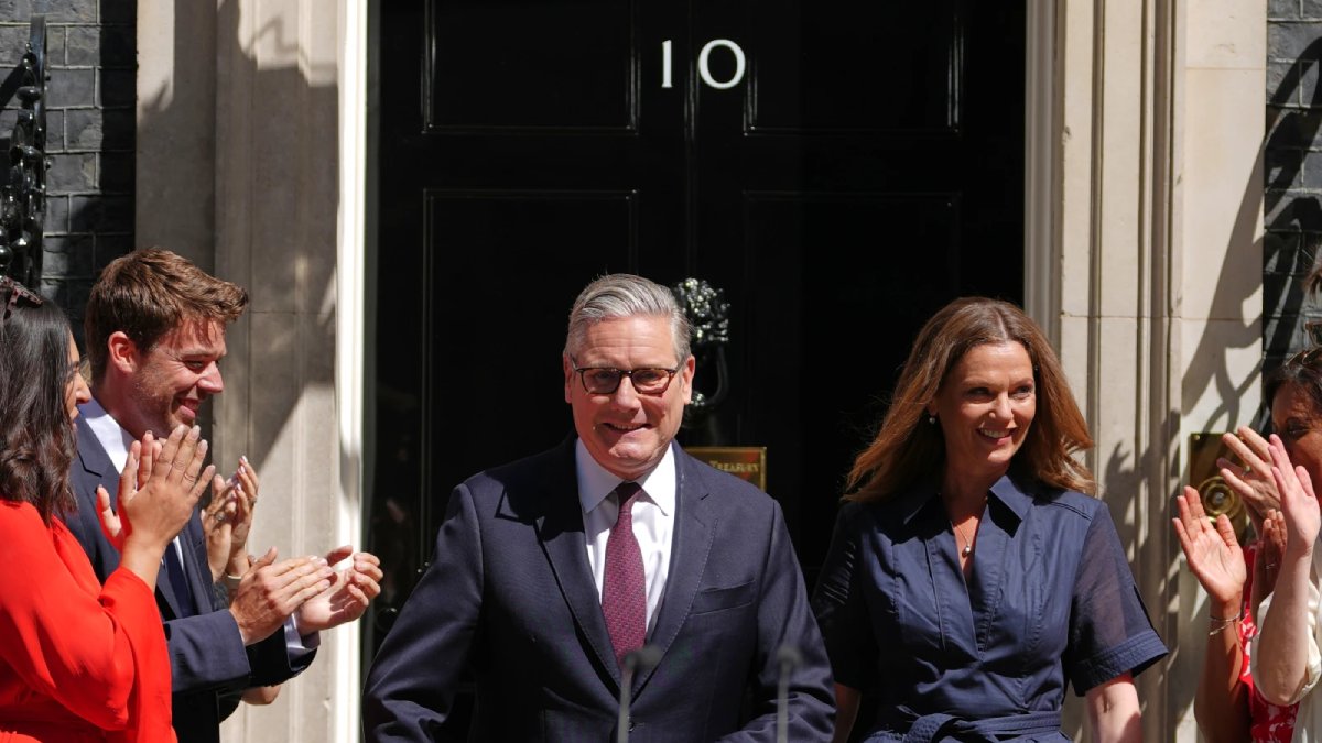 Londra'da tarihi devir teslim: Keir Starmer koltuğu Andy Burnham'a devrediyor