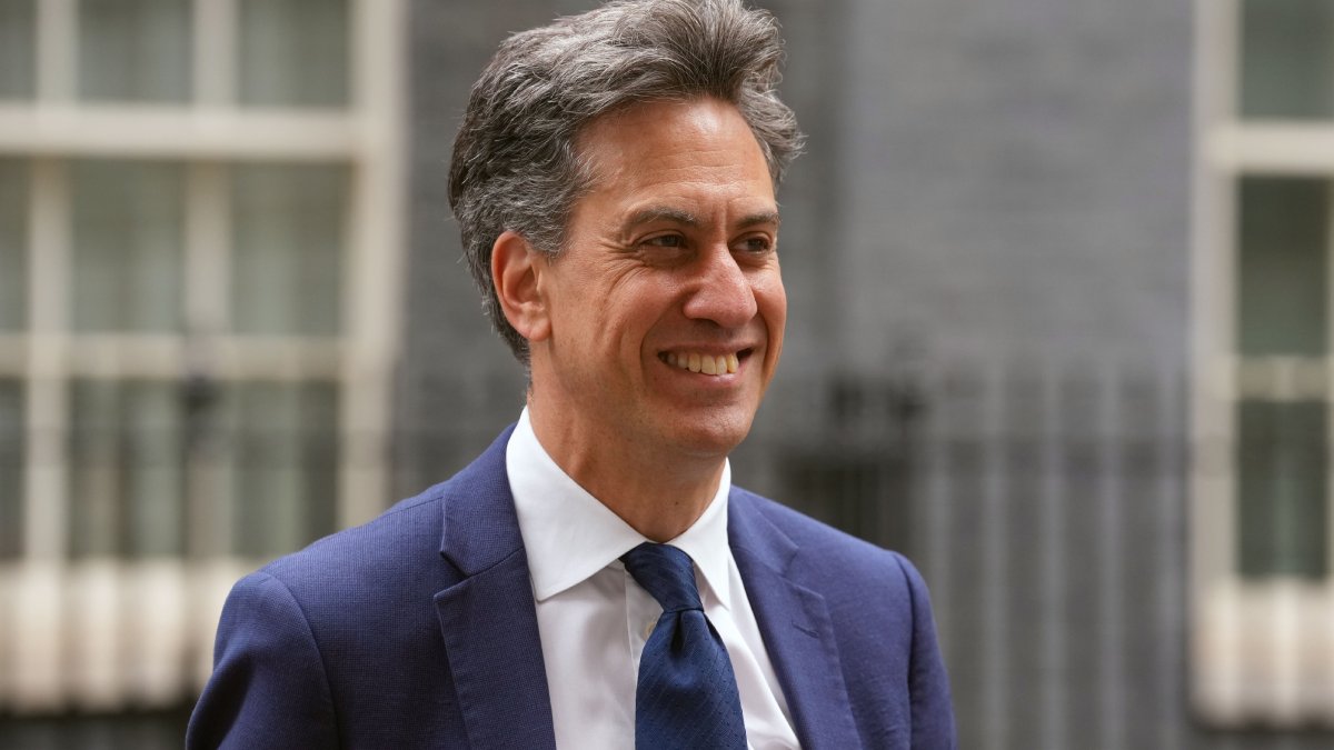 İngiltere'de yeni kabine: Ed Miliband Dışişleri Bakanlığı'na atandı
