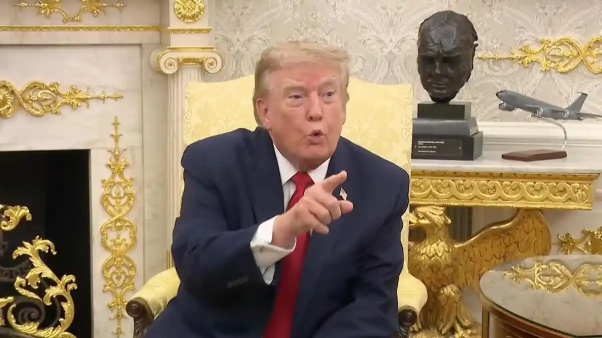 Trump'tan CNN muhabirine sert tepki: "Sen sahte bir muhabirsin, sesini kes"