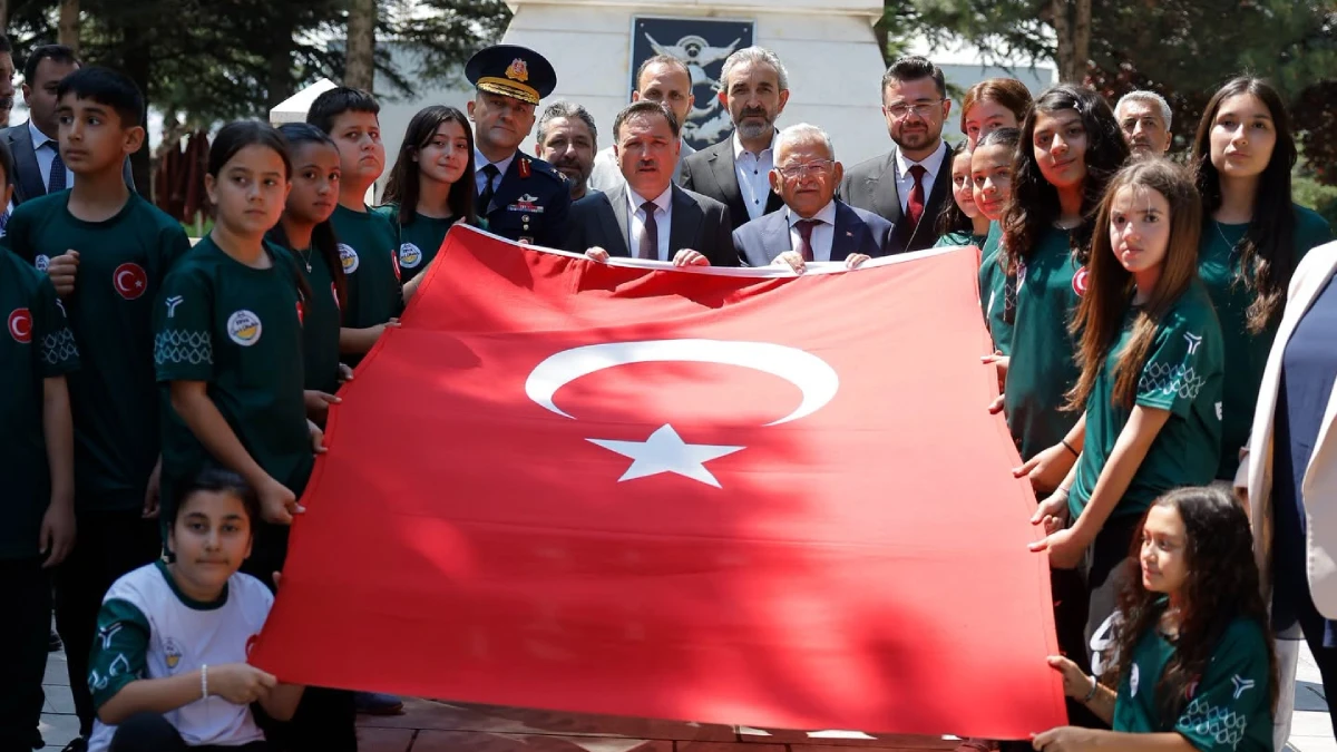 Kayseri protokolü şehit kabirlerine karanfil bıraktı