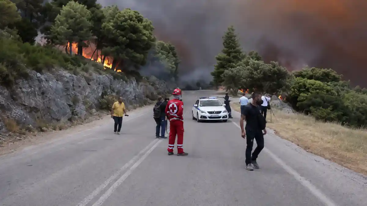 Yunanistan'da alevler sahil beldesini sardı: Atina yakınlarında Porto Germeno felaketi