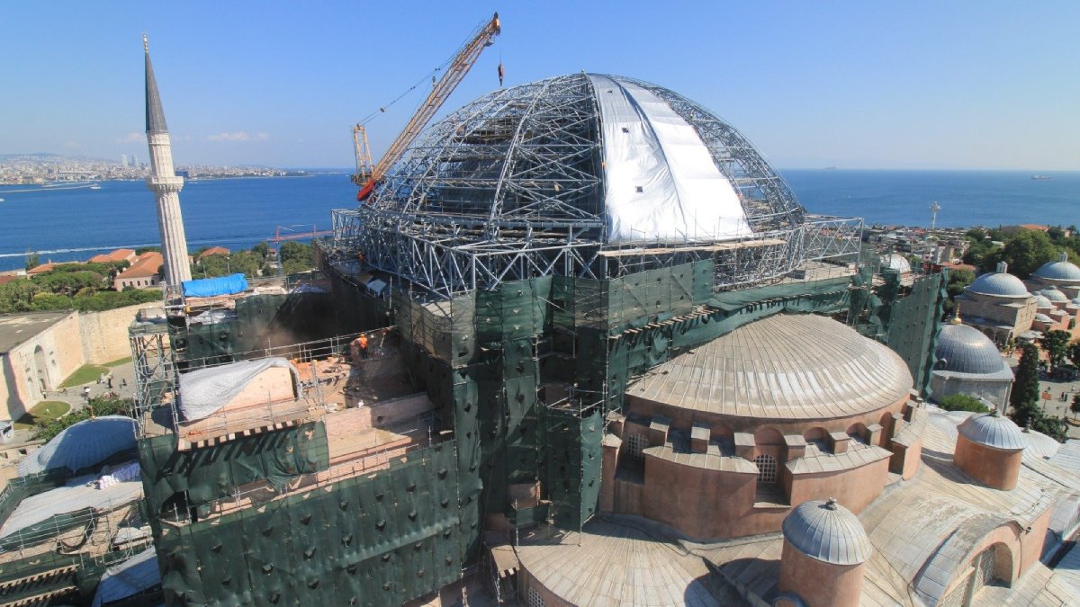 Ayasofya-i Kebir Camii'nde restorasyonda yeni aşama: Ana kubbe koruyucu brandayla kaplanıyor
