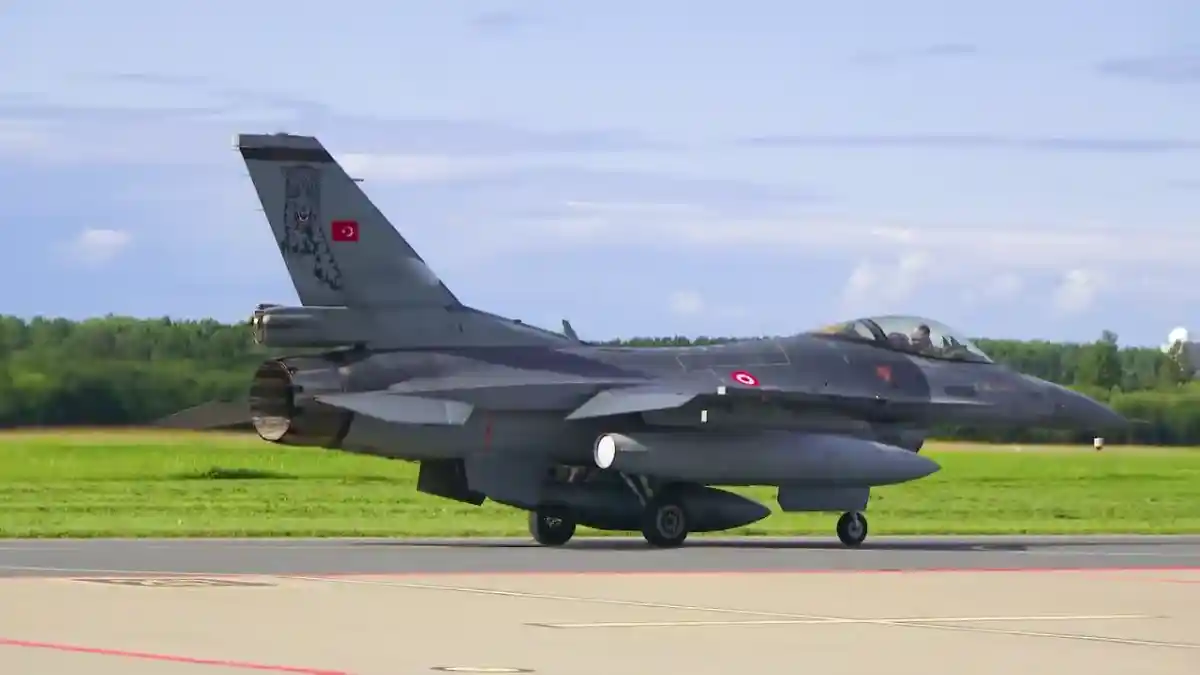 Türk F-16'ları Estonya'da: NATO görevi için Amari Hava Üssü'ne intikal sağlandı