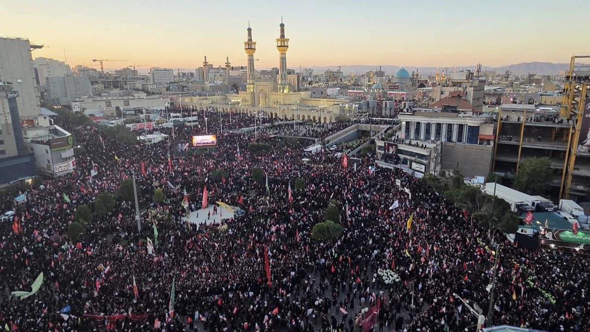 Hamaney için Meşhed’de milyonluk cenaze töreni