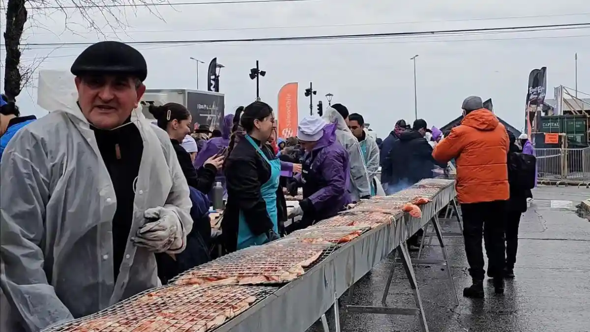 Şili'de dev ızgarada 100 metre uzunluğunda Somon Cancato pişti