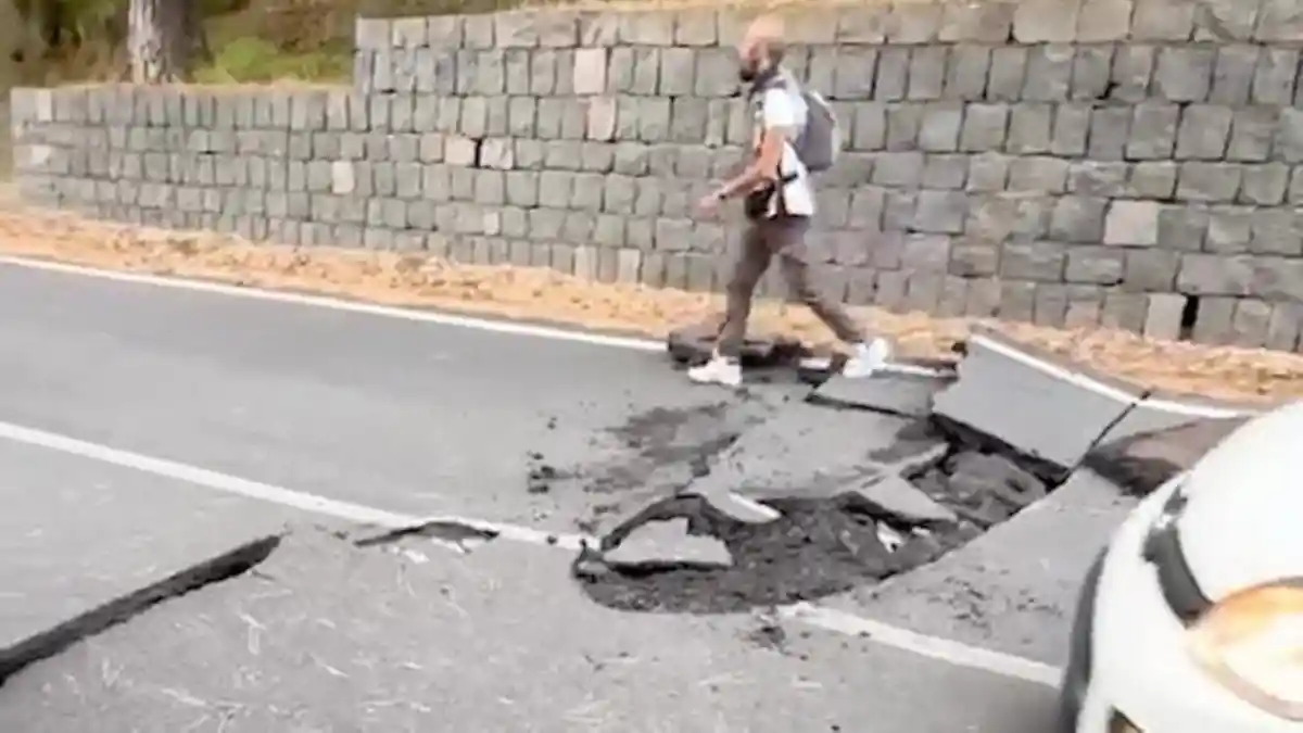 Etna Yanardağı'nda 3.9 büyüklüğünde deprem: Yol yarıldı