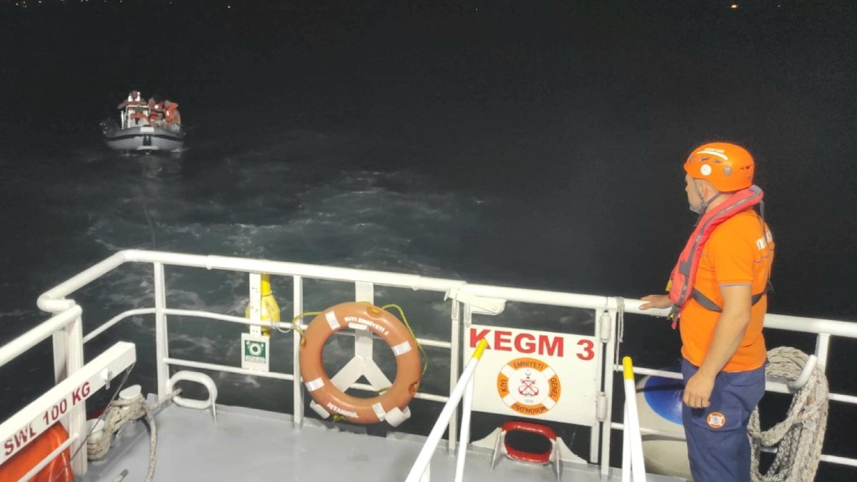 İstanbul'da denizde sürüklenen bottaki 4 kişi KEGM-3 ile kurtarıldı