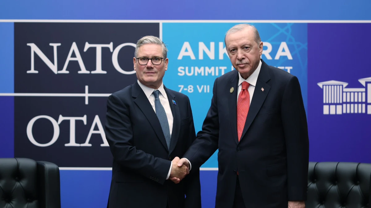 Erdoğan, NATO Zirvesi’nde Birleşik Krallık Başbakanı Starmer ile görüştü