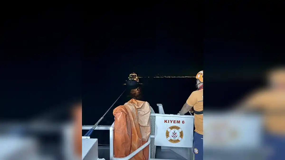 Bodrum açıklarında sürüklenen tekneye Kıyı Emniyeti müdahalesi: 9 kişi kurtarıldı