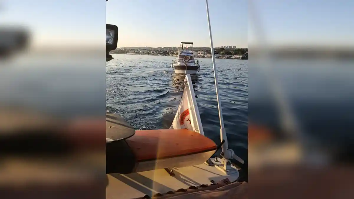 Büyükçekmece açıklarında mahsur kalan tekne kurtarıldı: Sürüklenen deniz aracı emniyete alındı