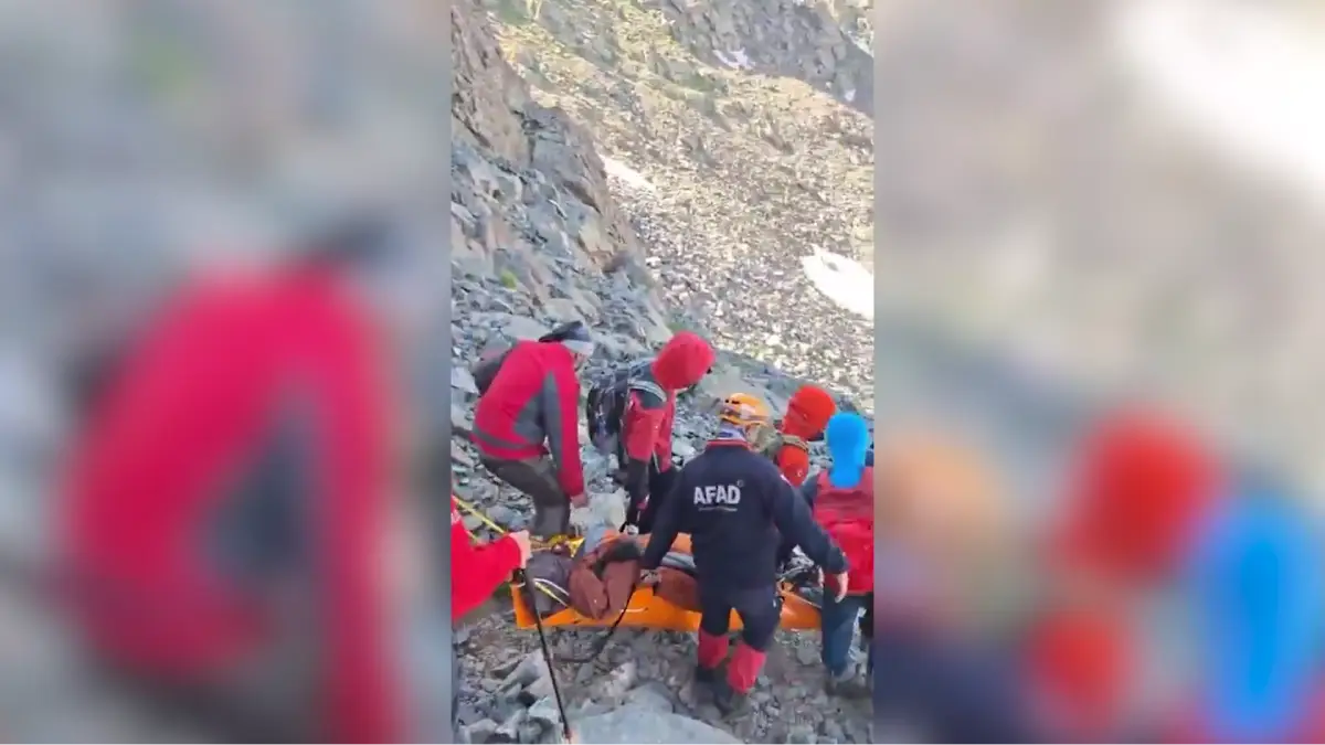 Verçenik Dağı'nda tırmanırken kayan dağcı AFAD ekiplerince kurtarıldı