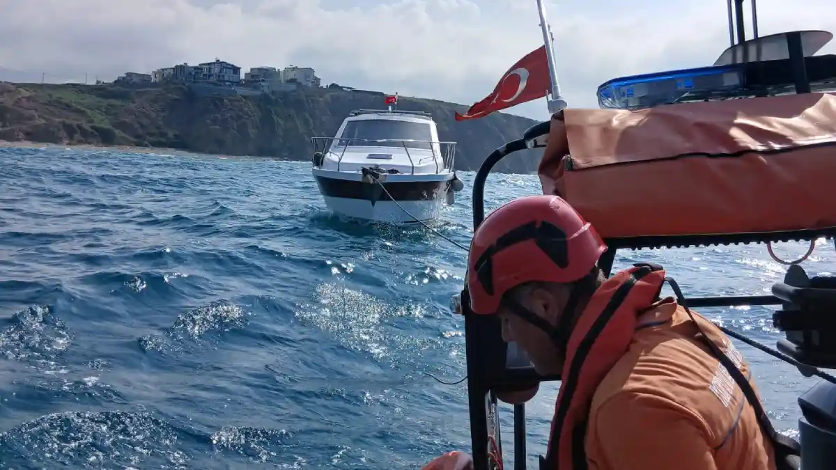 Şile açıklarında sürüklenen tekne kurtarıldı