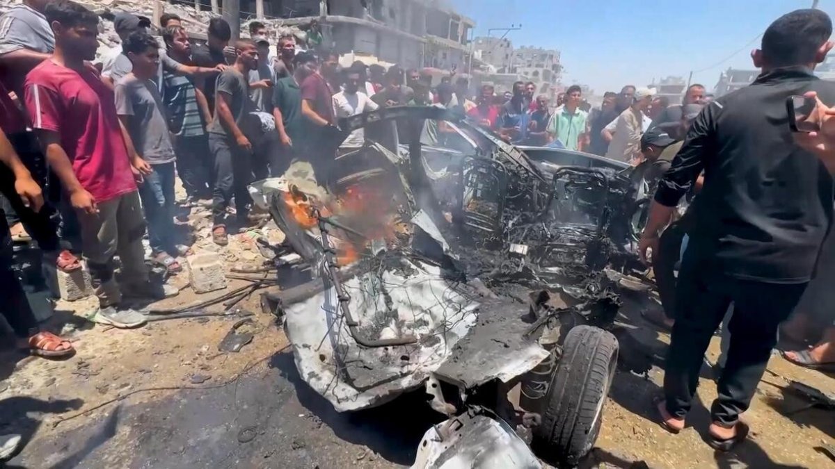 Gazze'de sivil araç vuruldu: 1 ölü, 14 yaralı