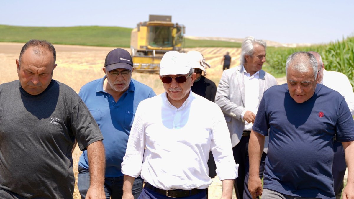 Ahmet Davutoğlu Polatlı'da hasat çalışmalarına katıldı