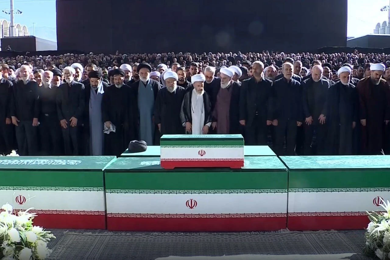 Tahran’da yüz binler: Hamaney ve ailesinin naaşları başında cenaze namazı
