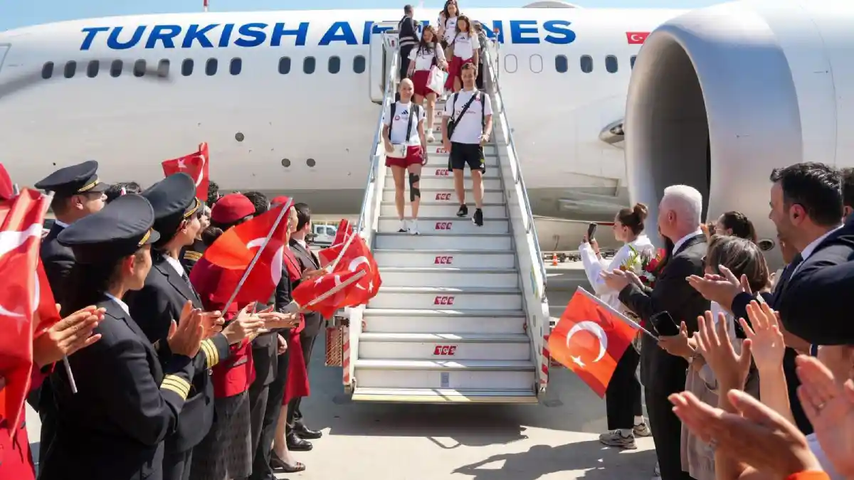 Şampiyon Filenin Sultanları yurda döndü: İstanbul Havalimanı'nda coşkulu karşılama