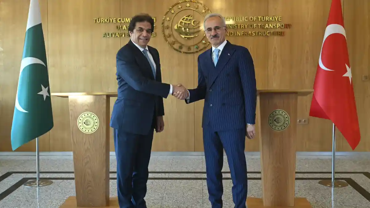 Bakan Uraloğlu, Pakistan Federal Demiryolları Bakanı Abbasi ile görüştü