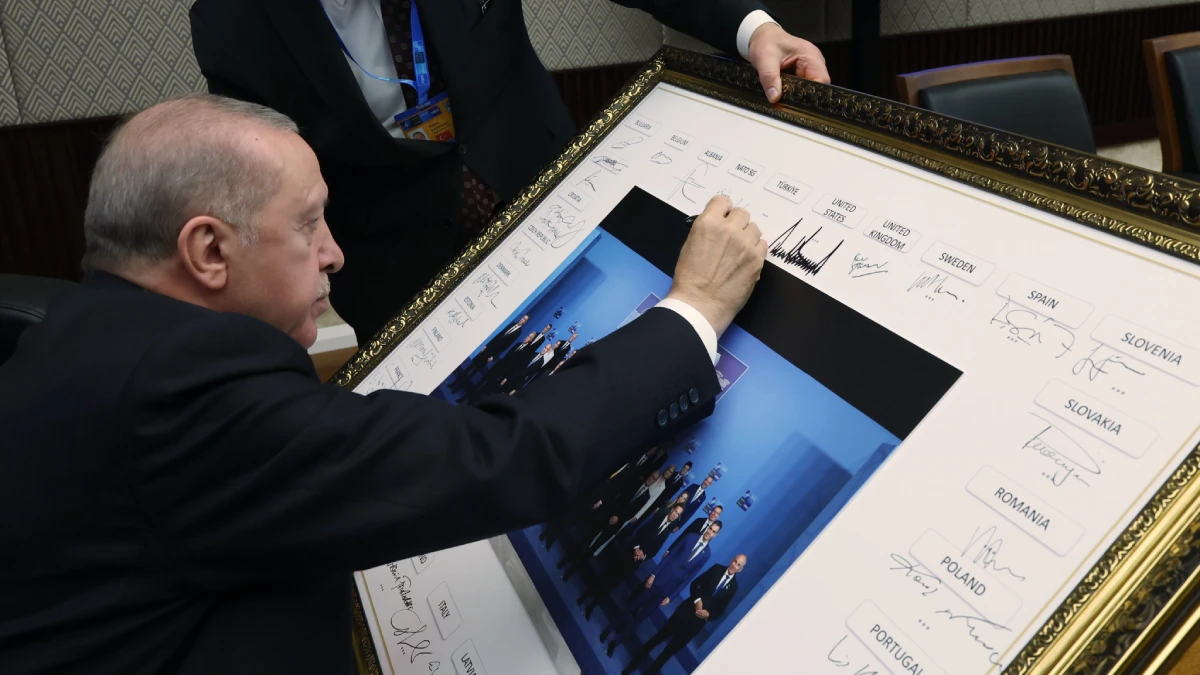 Cumhurbaşkanı Erdoğan, NATO Zirvesi’nde liderlerin imzaladığı tabloya imza attı