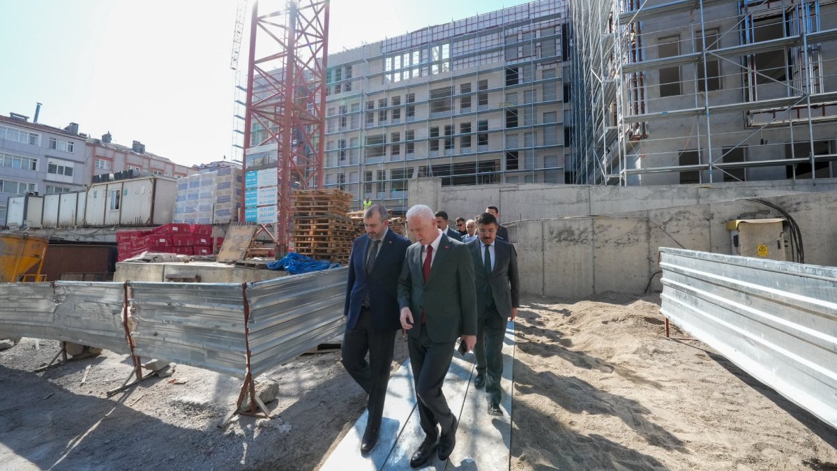 İstanbul Valisi Davut Gül Güngören'de yapımı süren okulları denetledi