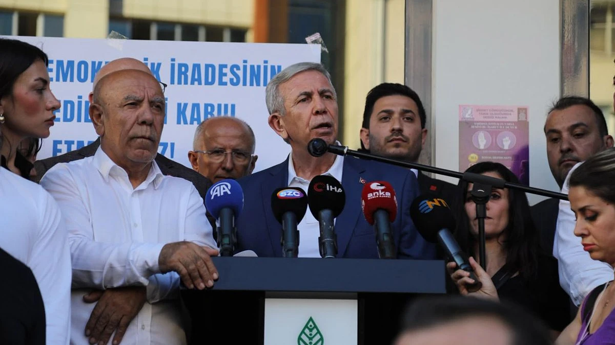 Sabah operasyonuna tepki: Mansur Yavaş ve CHP’li vekiller Çankaya Belediyesi önünde
