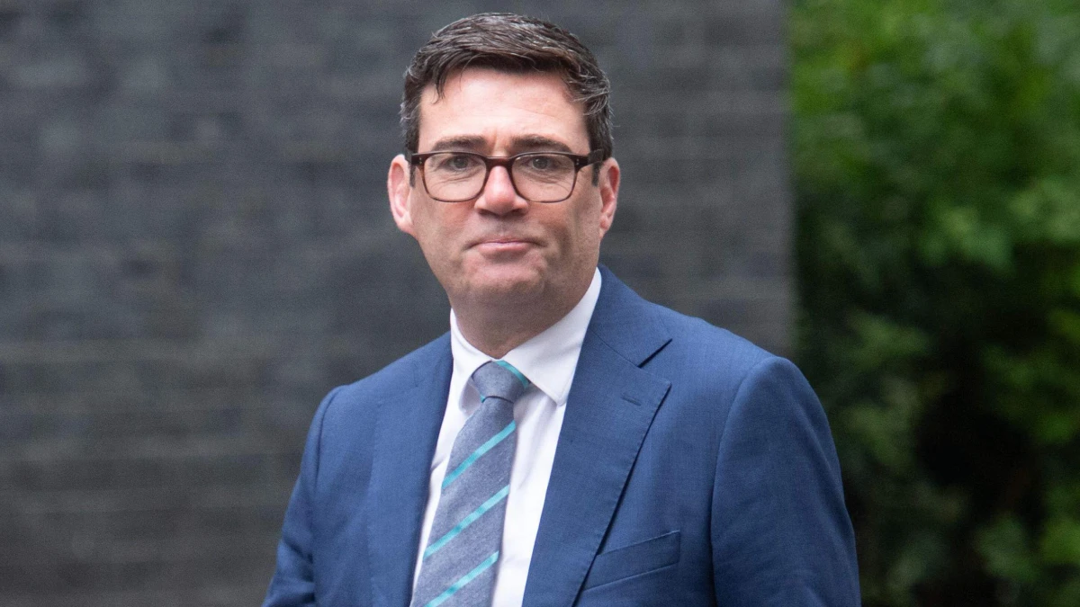 İngiltere'de yeni başbakan adayı belli oldu: Andy Burnham parlamentoya yeminle katıldı