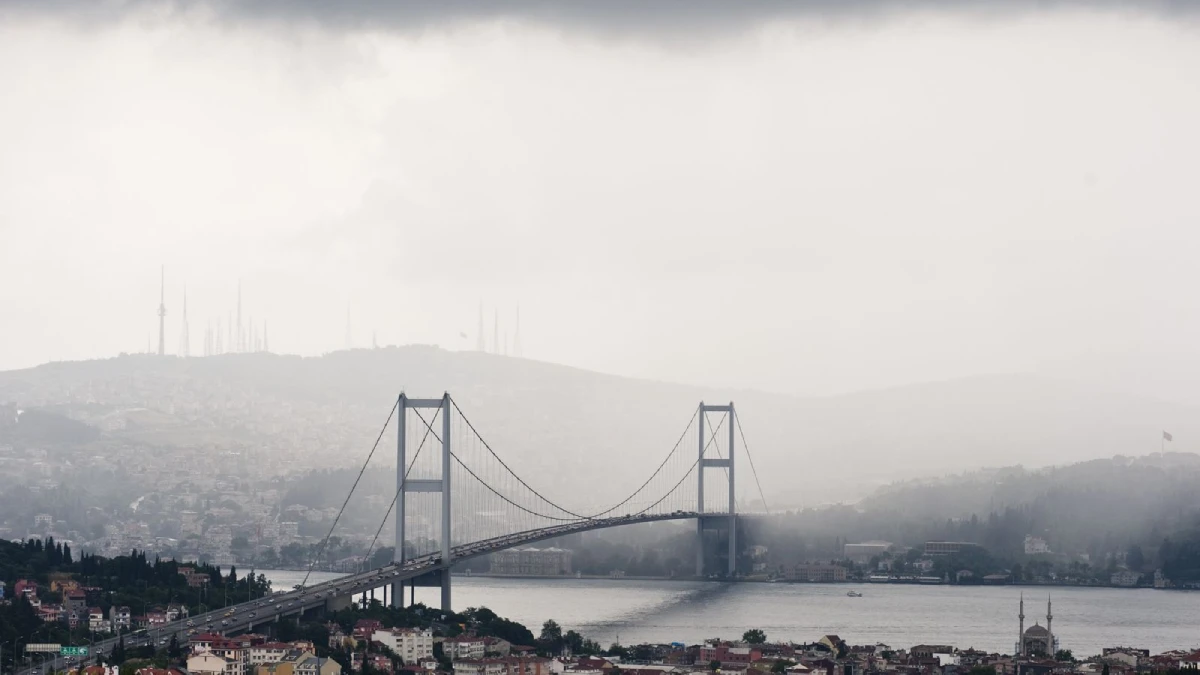 AKOM uyardı: İstanbul’a salı günü kuvvetli sağanak geliyor, sıcaklık 5 derece düşecek