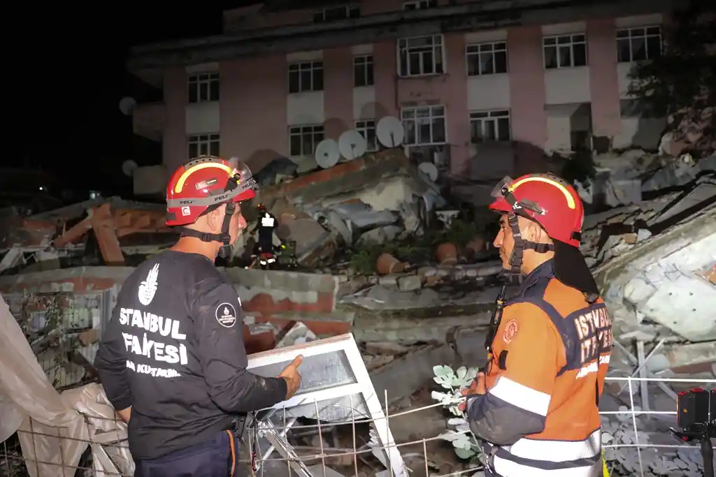 Yenibosna'da 4 katlı bina çöktü: Yaralı veya can kaybı yok
